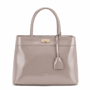 Sac structuré en similicuir grainé, au style moderne et minimaliste. Doté d’une fermeture éclair, d’un intérieur spacieux et d’une bandoulière amovible. Sa teinte taupe élégante en fait un accessoire parfait pour toutes les occasions.