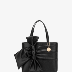 Sac élégant en similicuir grainé, conçu avec une structure rigide et des finitions soignées. Équipé d’une anse solide, d’un rabat magnétique et d’une bandoulière détachable pour un porté polyvalent. Un modèle sophistiqué et féminin, idéal pour sublimer une tenue chic ou de travail.