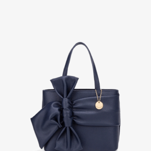 Sac élégant en similicuir grainé, conçu avec une structure rigide et des finitions soignées. Équipé d’une anse solide, d’un rabat magnétique et d’une bandoulière détachable pour un porté polyvalent. Un modèle sophistiqué et féminin, idéal pour sublimer une tenue chic ou de travail.