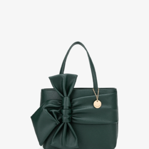 Sac élégant en similicuir grainé, conçu avec une structure rigide et des finitions soignées. Équipé d’une anse solide, d’un rabat magnétique et d’une bandoulière détachable pour un porté polyvalent. Un modèle sophistiqué et féminin, idéal pour sublimer une tenue chic ou de travail.