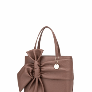 Sac élégant en similicuir grainé, conçu avec une structure rigide et des finitions soignées. Équipé d’une anse solide, d’un rabat magnétique et d’une bandoulière détachable pour un porté polyvalent. Un modèle sophistiqué et féminin, idéal pour sublimer une tenue chic ou de travail.