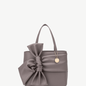 Sac élégant en similicuir grainé, conçu avec une structure rigide et des finitions soignées. Équipé d’une anse solide, d’un rabat magnétique et d’une bandoulière détachable pour un porté polyvalent. Un modèle sophistiqué et féminin, idéal pour sublimer une tenue chic ou de travail.