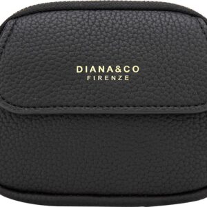 Porte-monnaie Diana&Co en matière suédée avec design arrondi, doté d’un compartiment principal zippé et d’une poche avant à bouton, posé sur une surface neutre.