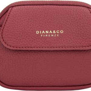 Porte-monnaie Diana&Co en matière suédée avec design arrondi, doté d’un compartiment principal zippé et d’une poche avant à bouton, posé sur une surface neutre.