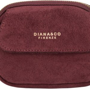 Porte-monnaie Diana&Co avec surface suédée douce, design arrondi, espace intérieur zippé et petite poche frontale à bouton, posé sur fond clair.