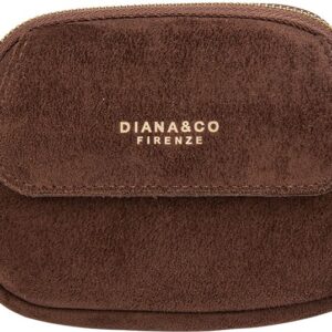 Porte-monnaie Diana&Co avec surface suédée douce, design arrondi, espace intérieur zippé et petite poche frontale à bouton, posé sur fond clair.