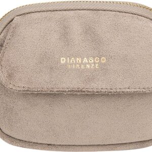 Porte-monnaie Diana&Co avec surface suédée douce, design arrondi, espace intérieur zippé et petite poche frontale à bouton, posé sur fond clair.