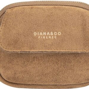 Porte-monnaie Diana&Co avec surface suédée douce, design arrondi, espace intérieur zippé et petite poche frontale à bouton, posé sur fond clair.