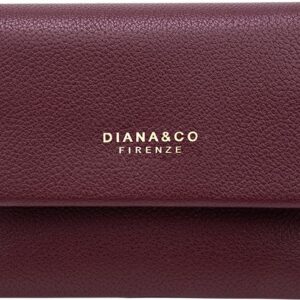 Porte-monnaie Diana&Co compact en matière texturée, avec fermeture par patte pression à l’avant et compartiment zippé à l’arrière, posé sur une surface neutre.