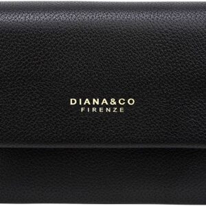 Porte-monnaie Diana&Co compact en matière texturée, avec fermeture par patte pression à l’avant et compartiment zippé à l’arrière, posé sur une surface neutre.