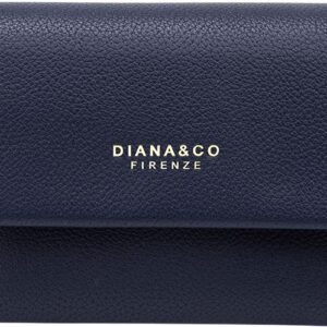 Porte-monnaie Diana&Co compact en matière texturée, avec fermeture par patte pression à l’avant et compartiment zippé à l’arrière, posé sur une surface neutre.