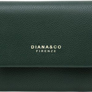 Porte-monnaie Diana&Co compact en matière texturée, avec fermeture par patte pression à l’avant et compartiment zippé à l’arrière, posé sur une surface neutre.