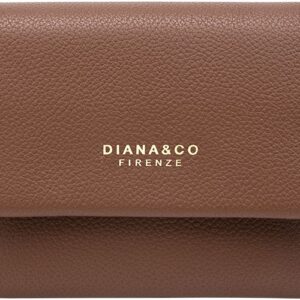 Porte-monnaie Diana&Co compact en matière texturée, avec fermeture par patte pression à l’avant et compartiment zippé à l’arrière, posé sur une surface neutre.