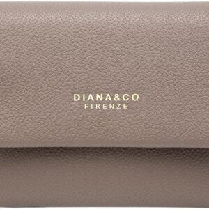 Porte-monnaie Diana&Co compact en matière texturée, avec fermeture par patte pression à l’avant et compartiment zippé à l’arrière, posé sur une surface neutre.