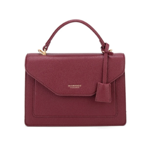 Sac à main Diana&Co élégant en simili cuir, doté d’une silhouette moderne et structurée. Il présente deux poignées solides ainsi qu’une bandoulière réglable permettant un porté main ou épaule. La fermeture zippée sécurise un espace intérieur spacieux, complété par plusieurs poches pour organiser les effets personnels. Les finitions métalliques délicates et le logo discret ajoutent une touche raffinée, faisant de ce sac un accessoire pratique et stylé pour un usage quotidien.