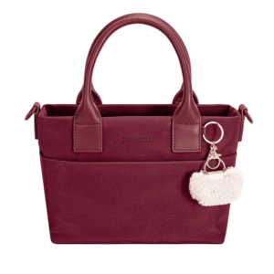 Sac à main structuré avec deux anses courtes, orné d’un petit porte-clés en forme de mini-pochette duveteuse attaché à l’une des anses