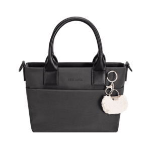 Sac à main structuré avec deux anses courtes, orné d’un petit porte-clés en forme de mini-pochette duveteuse attaché à l’une des anses