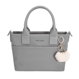 Sac à main structuré avec deux anses courtes, orné d’un petit porte-clés en forme de mini-pochette duveteuse attaché à l’une des anses