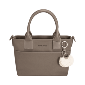 Sac à main structuré avec deux anses courtes, orné d’un petit porte-clés en forme de mini-pochette duveteuse attaché à l’une des anses