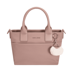 Sac à main structuré avec deux anses courtes, orné d’un petit porte-clés en forme de mini-pochette duveteuse attaché à l’une des anses